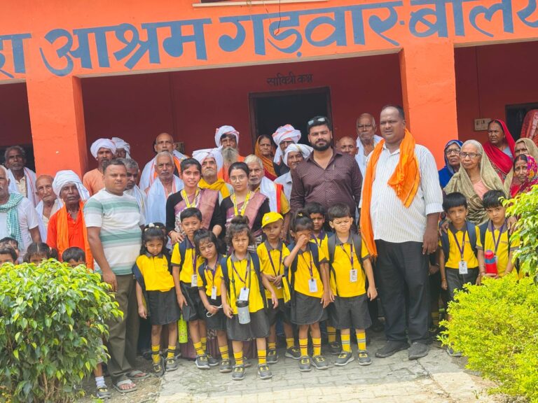 किडजी प्ले स्कूल के बच्चों ने वृद्धाश्रम में वितरित किए अंगवस्त्र और उपयोगी वस्तुएं