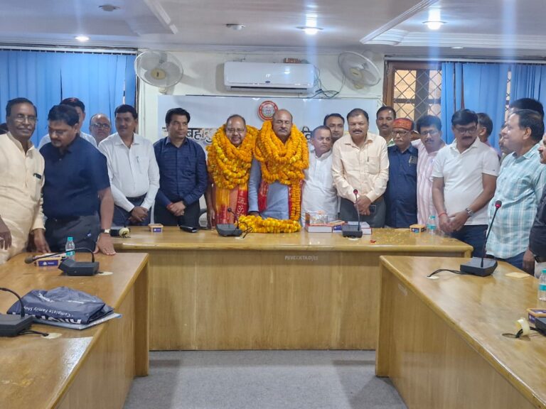 पूविवि में दो वरिष्ठ कर्मचारियों को दी भावभीनी विदाई